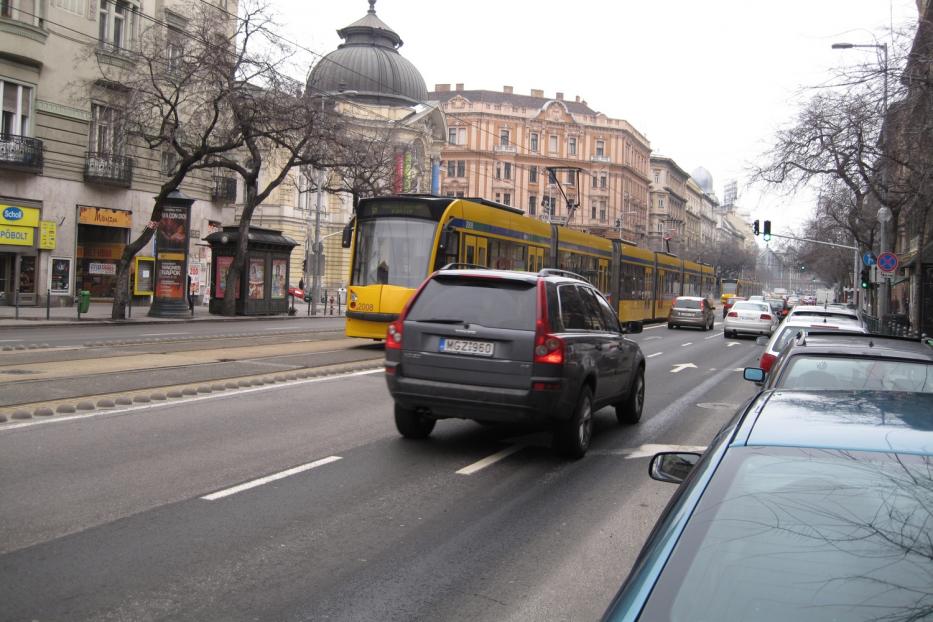 budapest_low-floor_articulated_tram_2008_on_tram_line_6_in_the_intersection_szent_istvan_korut_pannonia_ut_2013